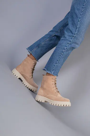 Ботинки женские замшевые пудровые на шнурках зимние фото 5 — интернет-магазин Tapok