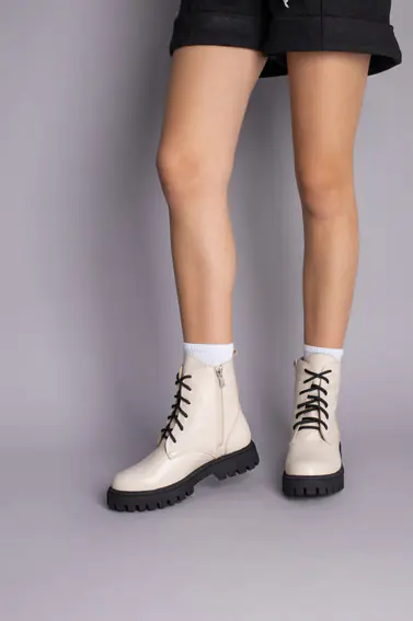 Черевики жіночі шкіряні бежеві на шнурках та із замком на чорній підошві демісезонні фото 5 — інтернет-магазин Tapok