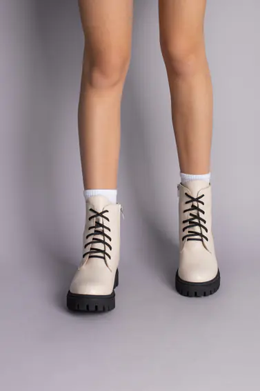 Ботинки женские кожаные бежевые на шнурках и с замком на черной подошве демисезонные фото 6 — интернет-магазин Tapok