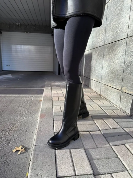 Сапоги женские кожаные черного цвета демисезонные фото 14 — интернет-магазин Tapok