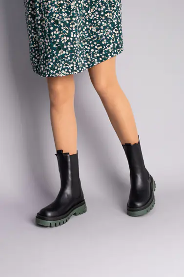 Ботинки женские кожаные черные на резинках с зеленой подошвой зимние фото 3 — интернет-магазин Tapok