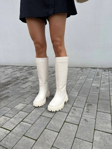 Чоботи-труби жіночі шкіряні молочного кольору зимові фото 13 — інтернет-магазин Tapok