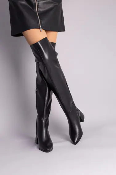Ботфорти жіночі шкіряні чорного кольору з зимовими каблуком. фото 3 — інтернет-магазин Tapok