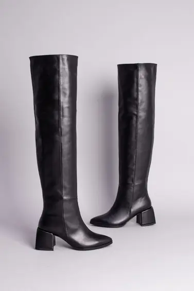 Ботфорти жіночі шкіряні чорного кольору з зимовими каблуком. фото 5 — інтернет-магазин Tapok