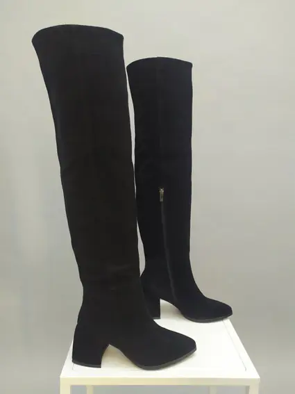 Ботфорти жіночі замшеві чорного кольору з зимовими каблуком. фото 2 — інтернет-магазин Tapok