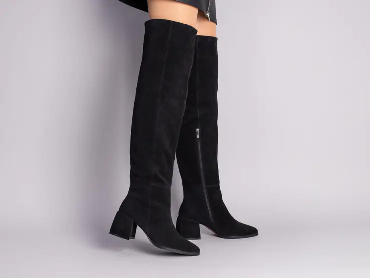Ботфорти жіночі замшеві чорного кольору з зимовими каблуком. фото 1 — інтернет-магазин Tapok