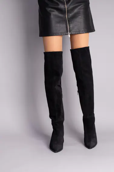 Ботфорти жіночі замшеві чорного кольору з зимовими каблуком. фото 3 — інтернет-магазин Tapok