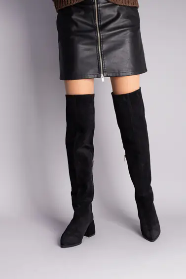 Ботфорти жіночі замшеві чорного кольору з зимовими каблуком. фото 4 — інтернет-магазин Tapok