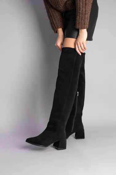 Ботфорти жіночі замшеві чорного кольору з зимовими каблуком. фото 5 — інтернет-магазин Tapok