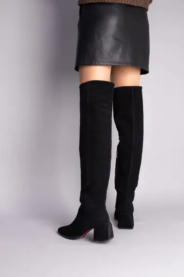 Ботфорти жіночі замшеві чорного кольору з зимовими каблуком. фото 6 — інтернет-магазин Tapok