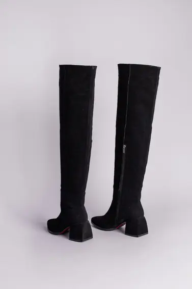 Ботфорти жіночі замшеві чорного кольору з зимовими каблуком. фото 9 — інтернет-магазин Tapok