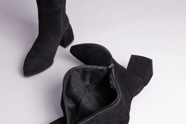 Ботфорти жіночі замшеві чорного кольору з зимовими каблуком. фото 10 — інтернет-магазин Tapok