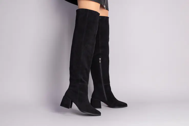 Ботфорти жіночі замшеві чорного кольору з зимовими каблуком. фото 11 — інтернет-магазин Tapok