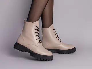 Ботинки женские кожаные бежевые на шнурках зимние
