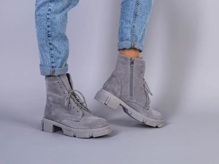 Ботинки женские замшевые серого цвета на шнурках и с замком зимние фото 1 — интернет-магазин Tapok