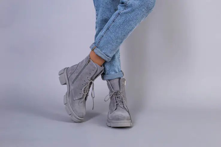 Ботинки женские замшевые серого цвета на шнурках и с замком зимние фото 4 — интернет-магазин Tapok