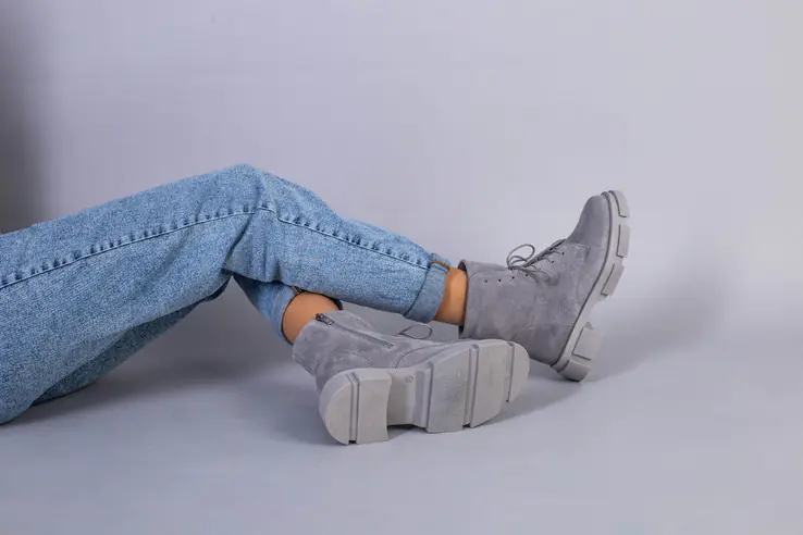 Черевики жіночі замшеві сірого кольору на шнурках та із замком зимові фото 5 — інтернет-магазин Tapok