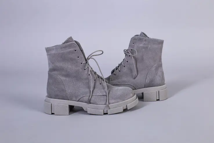 Ботинки женские замшевые серого цвета на шнурках и с замком зимние фото 10 — интернет-магазин Tapok