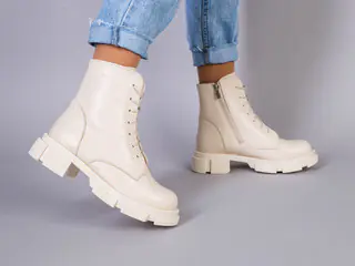 Ботинки женские кожаные молочного цвета на шнурках и с замком зимние