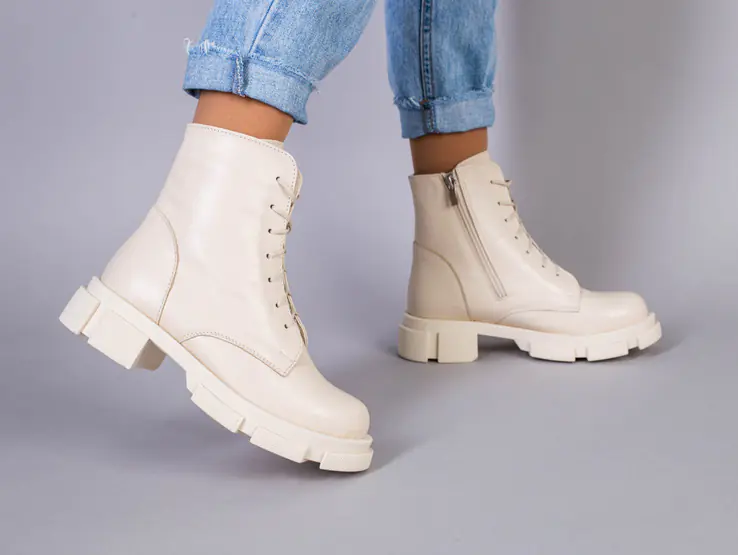 Ботинки женские кожаные молочного цвета на шнурках и с замком зимние фото 1 — интернет-магазин Tapok
