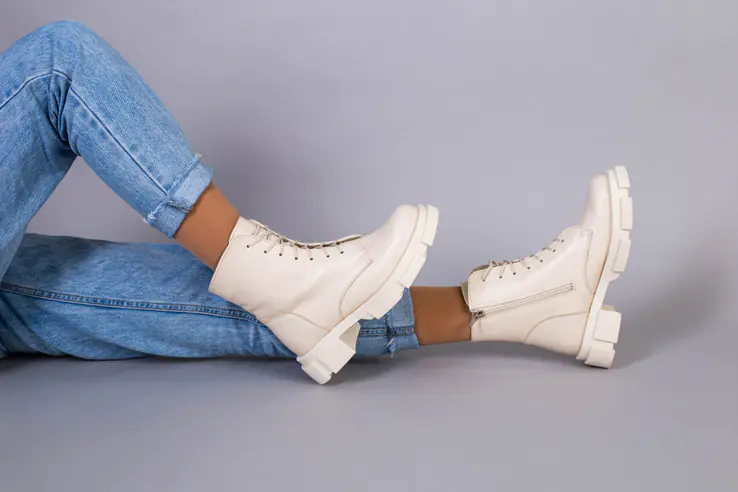 Ботинки женские кожаные молочного цвета на шнурках и с замком зимние фото 7 — интернет-магазин Tapok