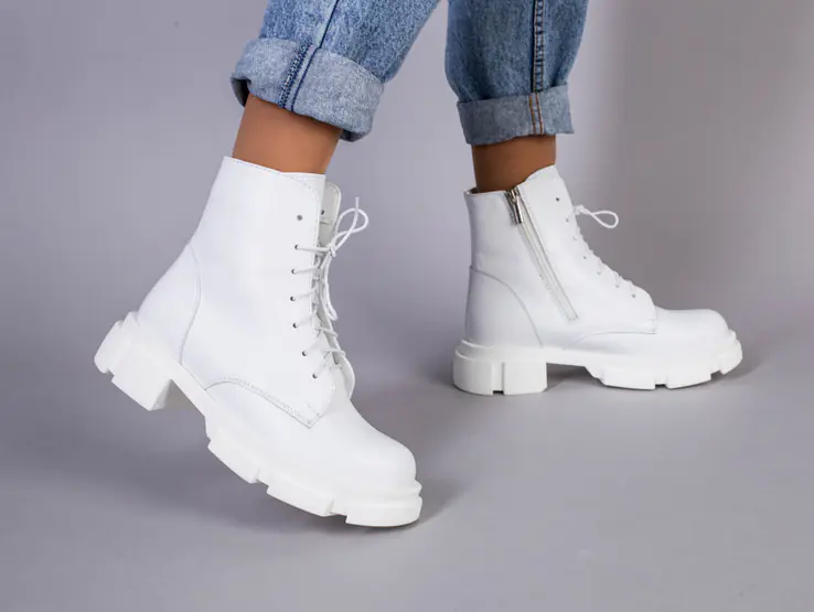 Ботинки женские кожаные белого цвета на шнурках и с замком зимние фото 1 — интернет-магазин Tapok