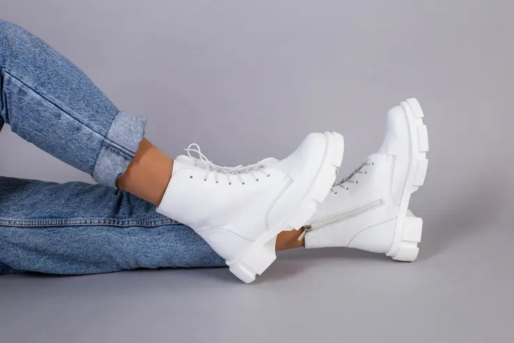 Ботинки женские кожаные белого цвета на шнурках и с замком зимние фото 5 — интернет-магазин Tapok