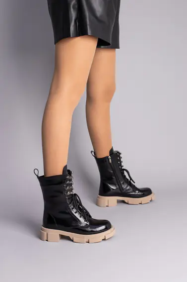 Ботинки женские кожа наплак черные на шнурках и с замком на бежевой подошве фото 2 — интернет-магазин Tapok