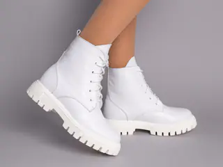 Ботинки женские кожаные белого цвета на шнурках на цигейке