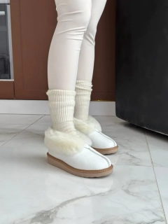 Угги женские кожаные белого цвета короткие