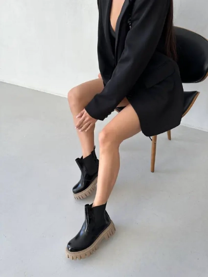 Челсі жіночі шкіра наплак чорного кольору на бежевий зимові підошві. фото 15 — інтернет-магазин Tapok