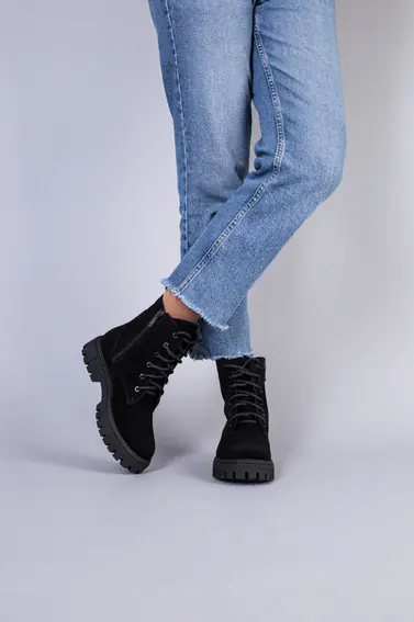 Ботинки женские замшевые черные на шнурках и с замком на цигейке фото 3 — интернет-магазин Tapok