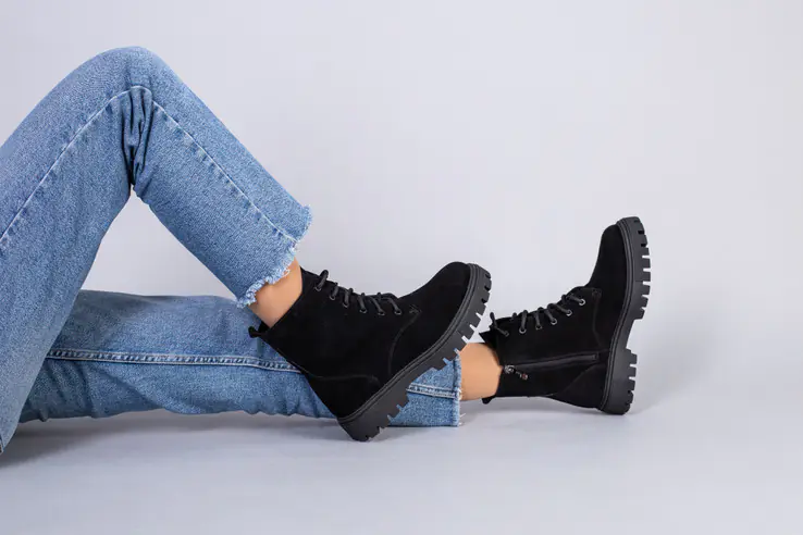 Ботинки женские замшевые черные на шнурках и с замком на цигейке фото 6 — интернет-магазин Tapok
