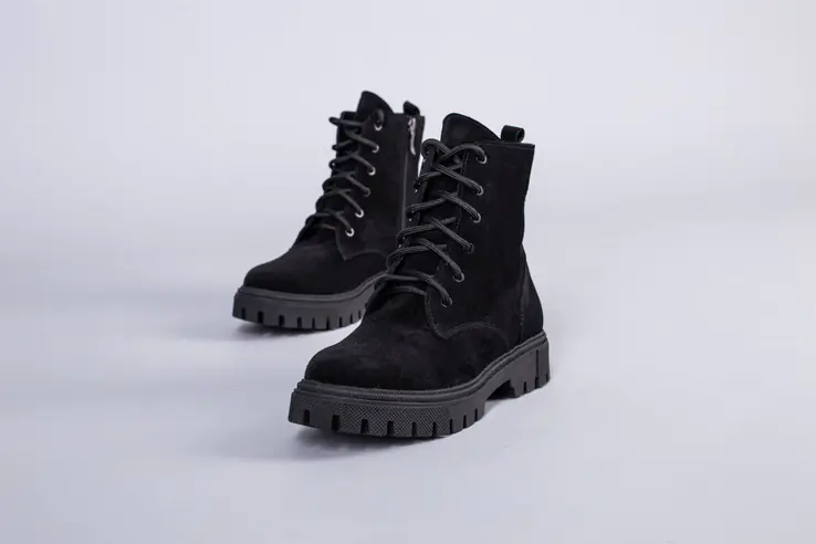 Ботинки женские замшевые черные на шнурках и с замком на цигейке фото 9 — интернет-магазин Tapok