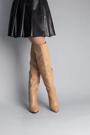Ботфорты женские кожаные бежевого цвета на каблуке демисезонные фото 4 — интернет-магазин Tapok