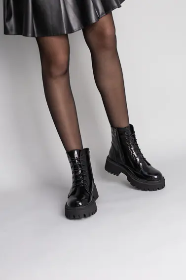 Ботинки женские кожа наплак черные на черной подошве низкий ход демисезонные фото 3 — интернет-магазин Tapok