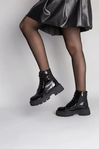 Ботинки женские кожа наплак черные на черной подошве низкий ход демисезонные фото 5 — интернет-магазин Tapok