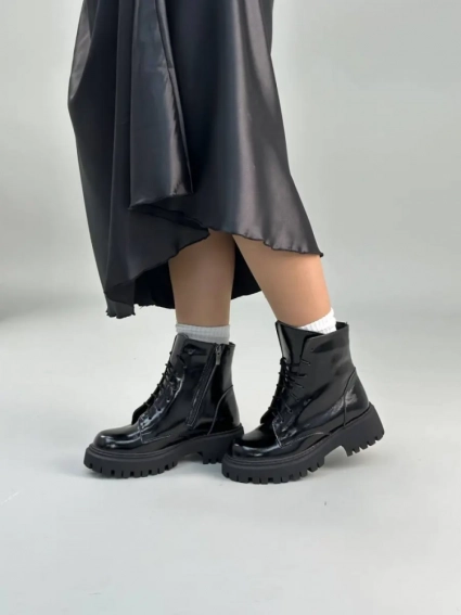 Ботинки женские кожа наплак черные на черной подошве низкий ход демисезонные фото 12 — интернет-магазин Tapok
