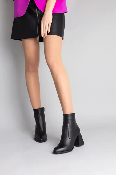 Ботинки женские кожаные черные на каблуке демисезонные фото 2 — интернет-магазин Tapok