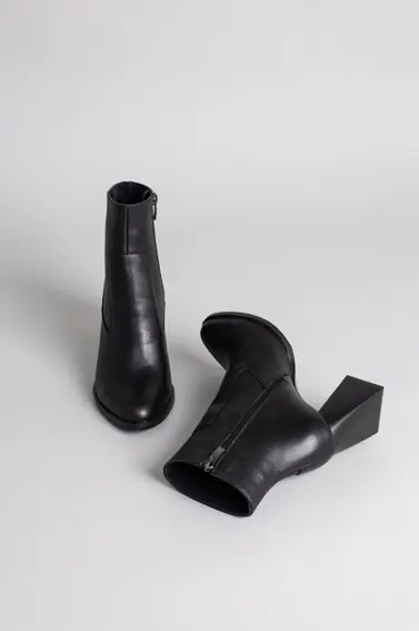 Ботинки женские кожаные черные на каблуке демисезонные фото 10 — интернет-магазин Tapok