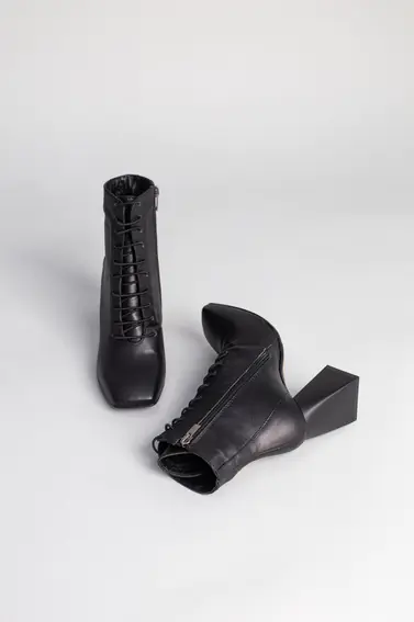 Ботильоны женские кожаные черные на каблуке демисезонные фото 7 — интернет-магазин Tapok