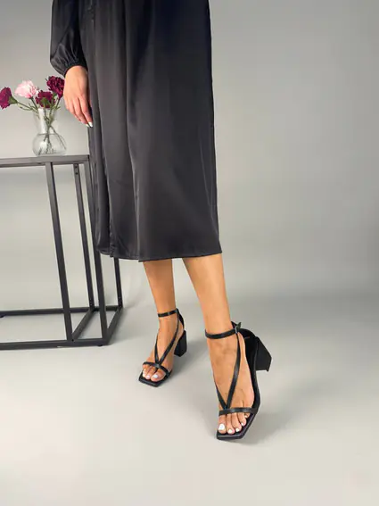 Босоножки женские кожаные черные на небольшом каблуке фото 1 — интернет-магазин Tapok