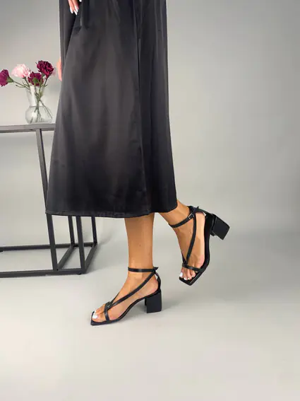 Босоножки женские кожаные черные на небольшом каблуке фото 2 — интернет-магазин Tapok