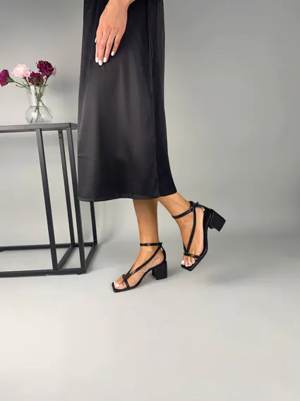 Босоножки женские кожаные черные на небольшом каблуке фото 3 — интернет-магазин Tapok