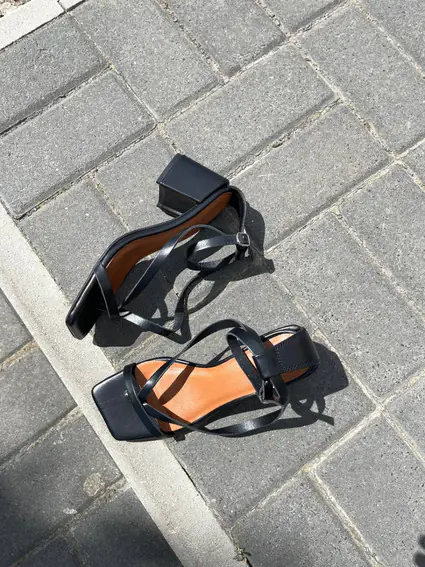 Босоножки женские кожаные черные на небольшом каблуке фото 22 — интернет-магазин Tapok