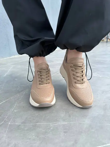 Кросівки жіночі шкіра флотар бежевого кольору з перфорацією на товстій підошві фото 3 — інтернет-магазин Tapok