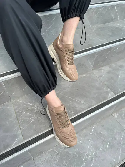 Кросівки жіночі шкіра флотар бежевого кольору з перфорацією на товстій підошві фото 8 — інтернет-магазин Tapok