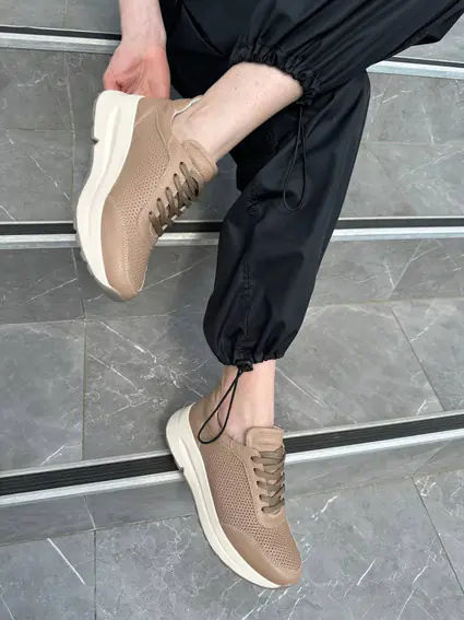 Кросівки жіночі шкіра флотар бежевого кольору з перфорацією на товстій підошві фото 9 — інтернет-магазин Tapok