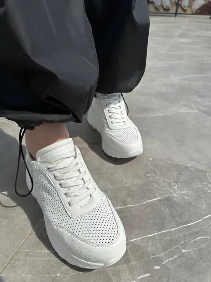 Кросівки жіночі шкіра флотар білого кольору з перфорацією на товстій підошві фото 1 — інтернет-магазин Tapok
