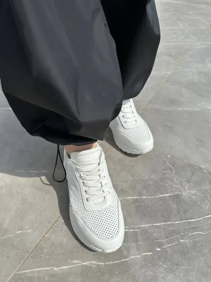 Кросівки жіночі шкіра флотар білого кольору з перфорацією на товстій підошві фото 2 — інтернет-магазин Tapok